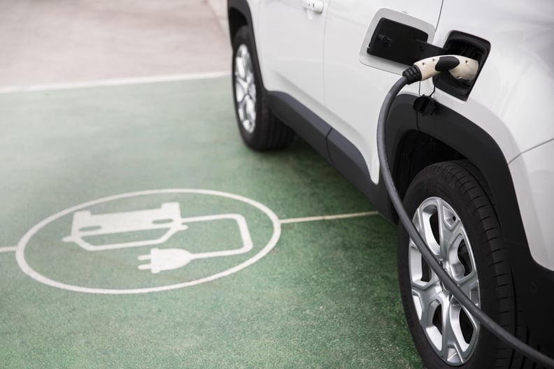 Un coche eléctrico cargando la batería en un punto de carga