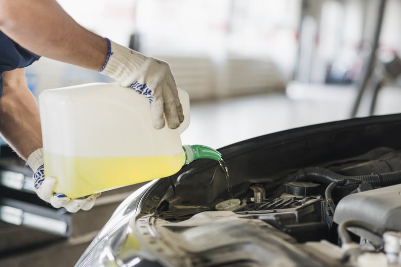 Mecánico repone el aceite de un coche 