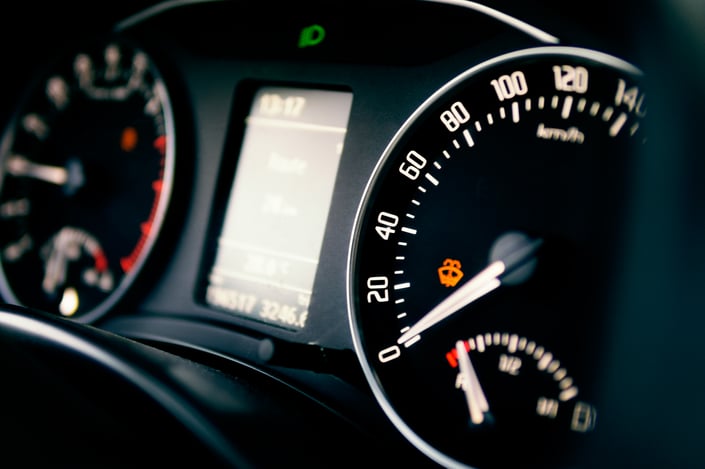 car-instrument-panel-car-dashboard-pidometer-strelkas