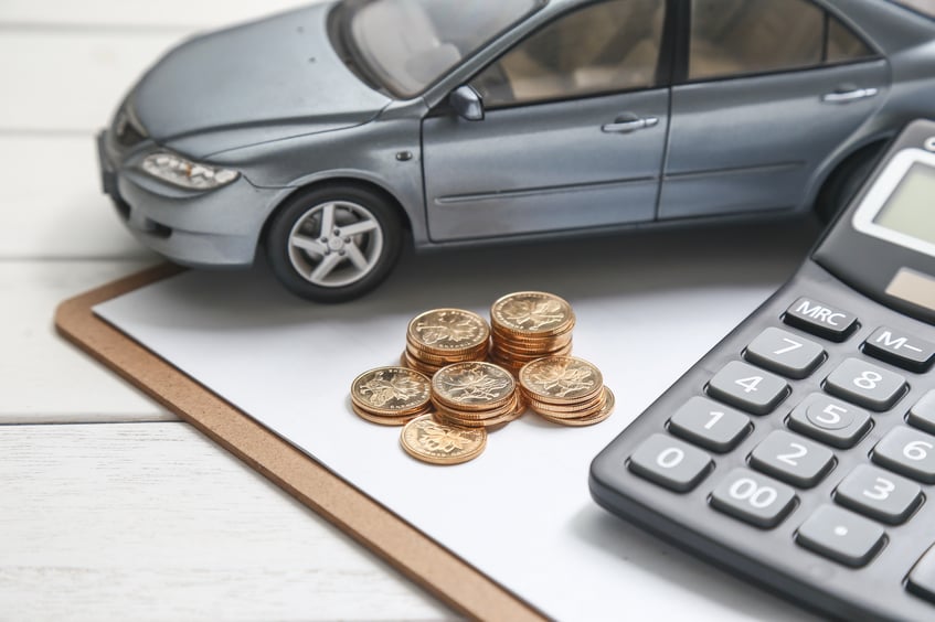 modelo-coche-calculadora-monedas-mesa-blanca