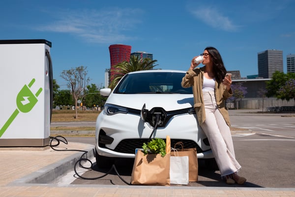 mujer-tiro-completo-disfrutando-cafe-cerca-auto